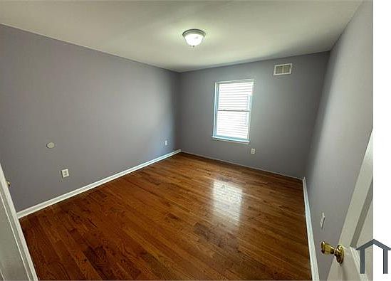 5th image of 327 W Runyon St Floor 1