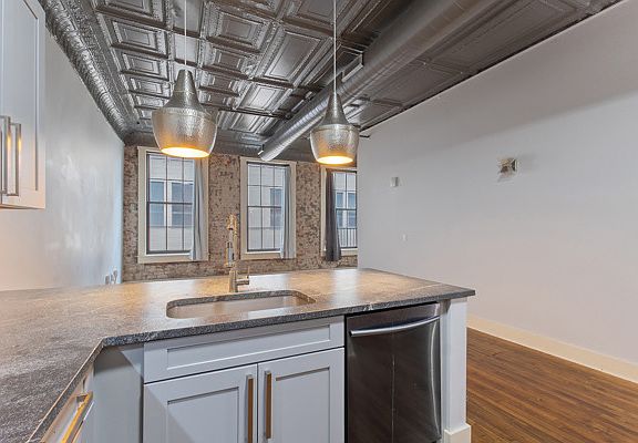 3rd image of 321 S Salina St APT 403