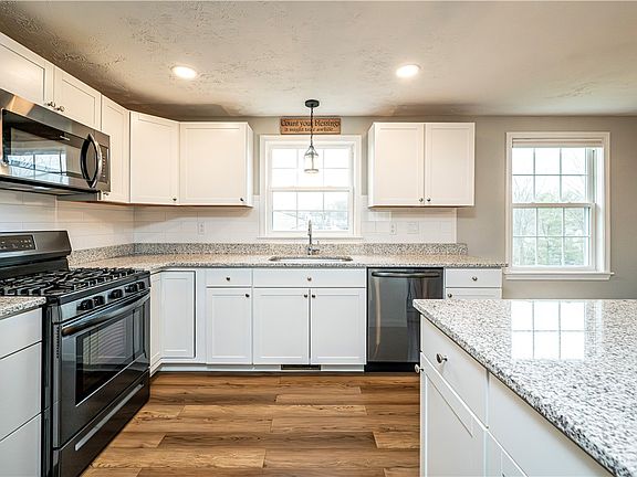 5th image of 232 Wheatfield Dr