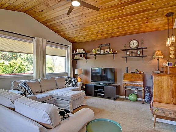 3rd image of 3105 N Wellington Pl