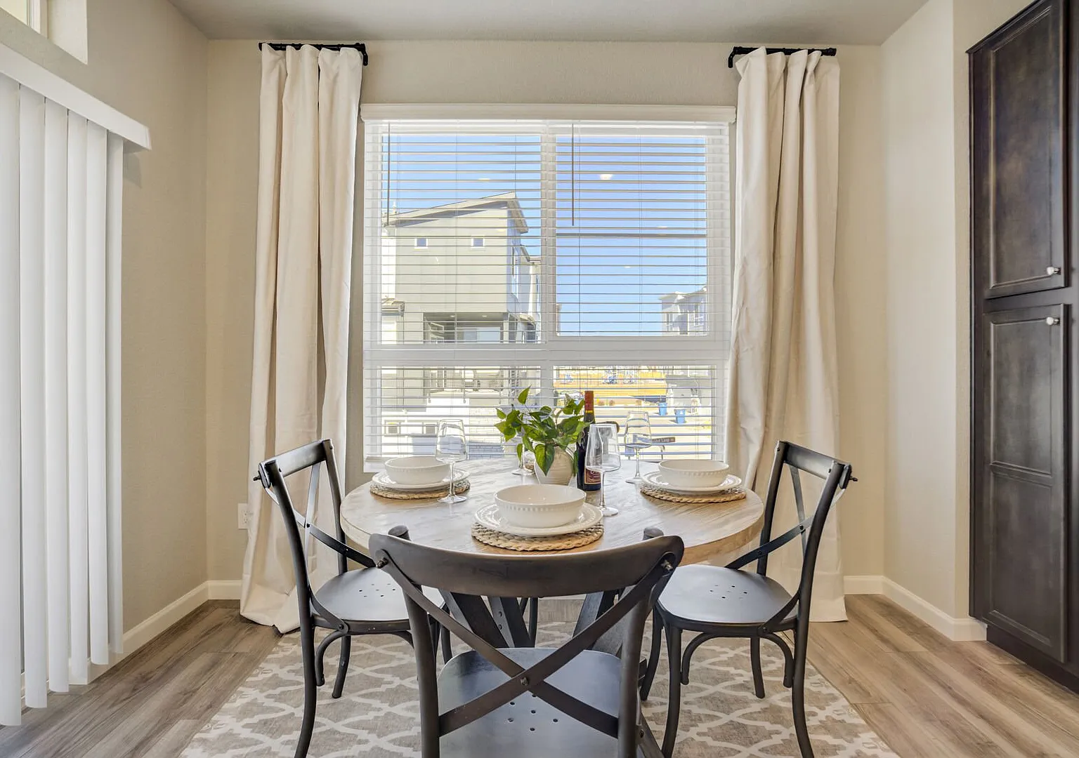 2 bed, 2.5 bath, 1294 sqft, $3,500 — Photo 4