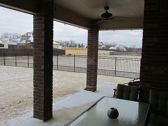 5th image of 2104 E Woodland Cir