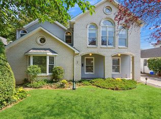 2 Sycamore Ave, Glen Head, NY 11545