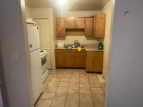 3rd image of 830 W 18th St APT 2