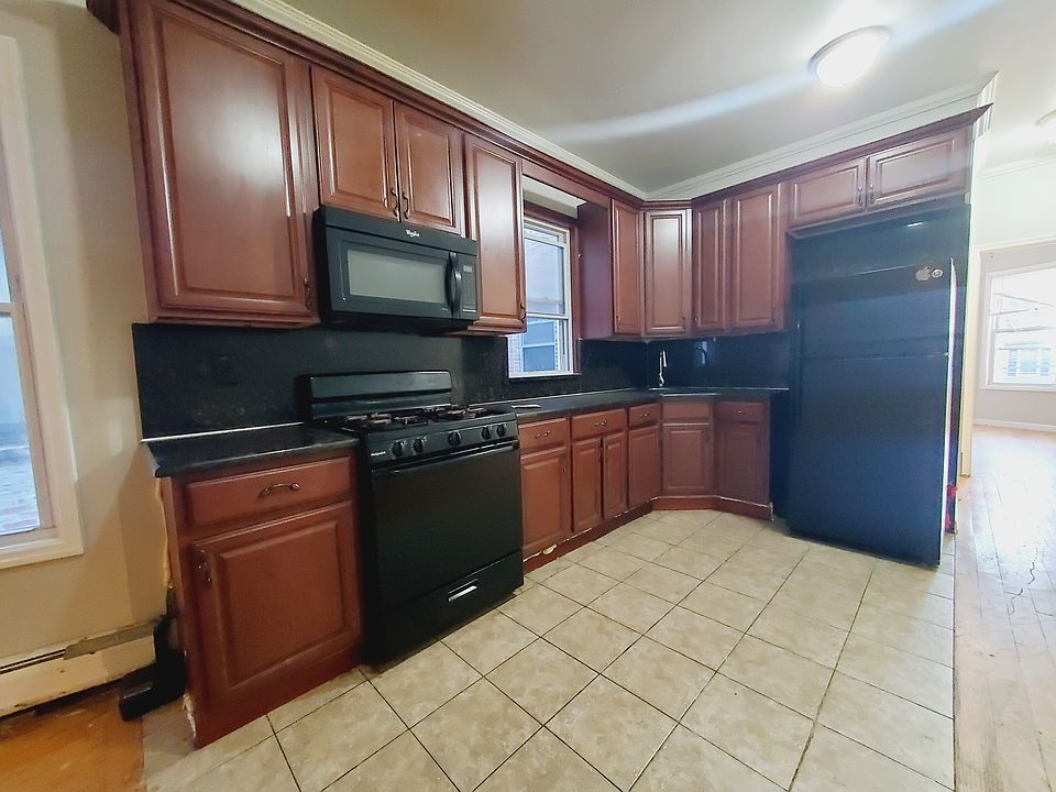 1st image of 262 Bergen Ave APT 2R