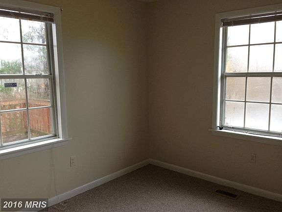 5th image of 302 Sunbury Ln