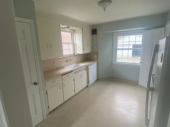 5th image of 1851 Country Club Dr