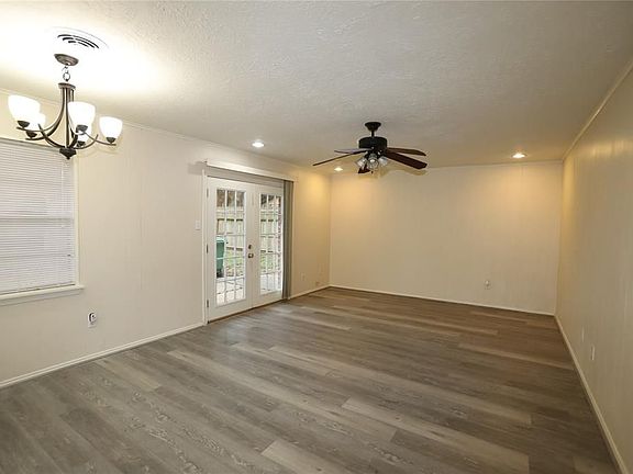 3rd image of 9667 Meadowvale Dr