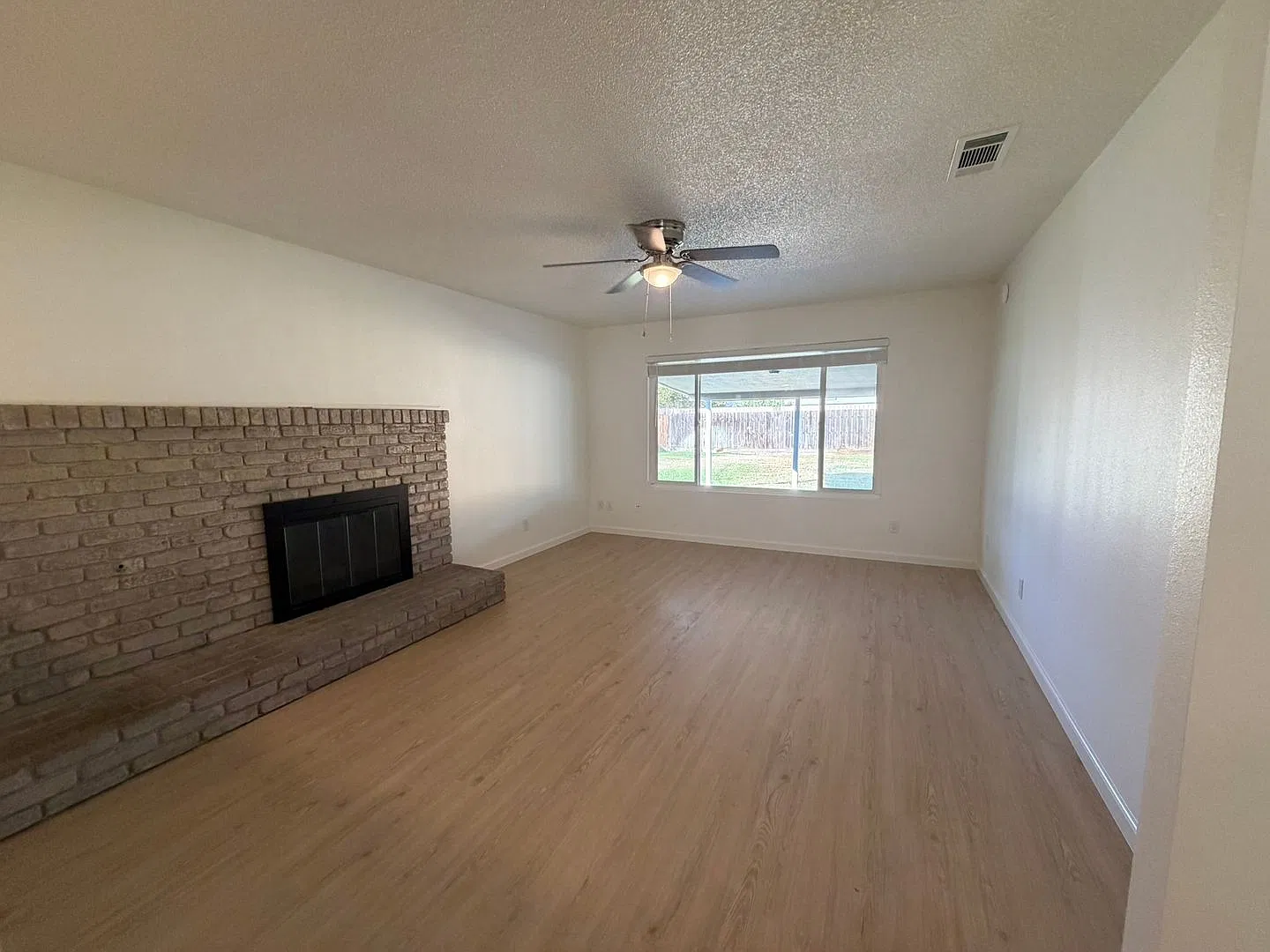 945 N. Mahaleb St 4 Bedroom 2 Bathroom Fully Remodeled Home Tulare — Photo 4