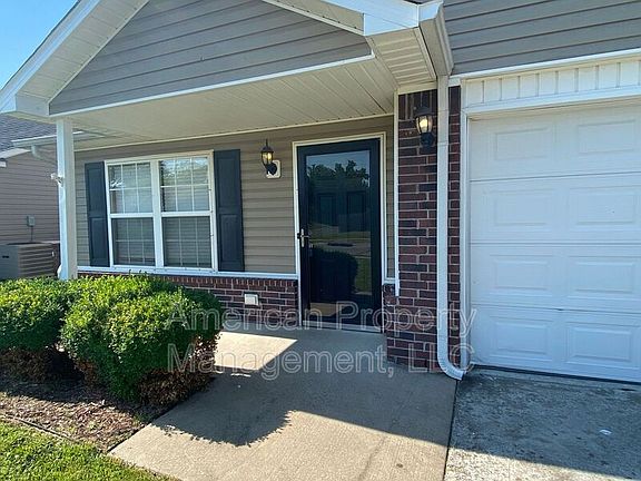 3rd image of 32 W Fairlane Ct