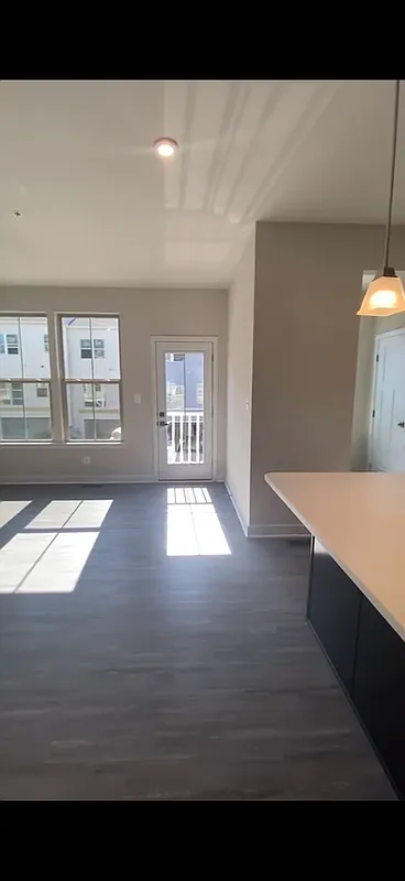 3 bed, 3.5 bath, 2016 sqft, $3,700 — Photo 3