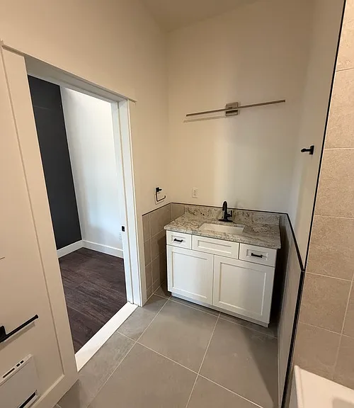 112 Burt St #1 — Photo 6