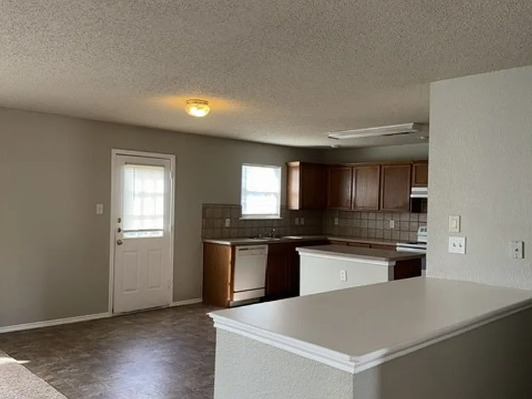 2411 Canyon Springs Dr — Photo 7