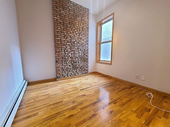 3rd image of 516 Bainbridge St APT 2L