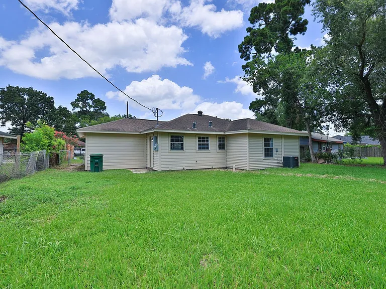 9026 Lake Forest Blvd — Photo 16