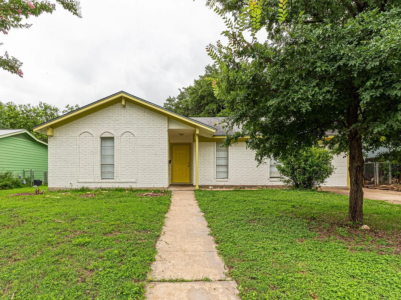 3 bed, 1.5 bath, 968 sqft, $2,100 — Photo 2
