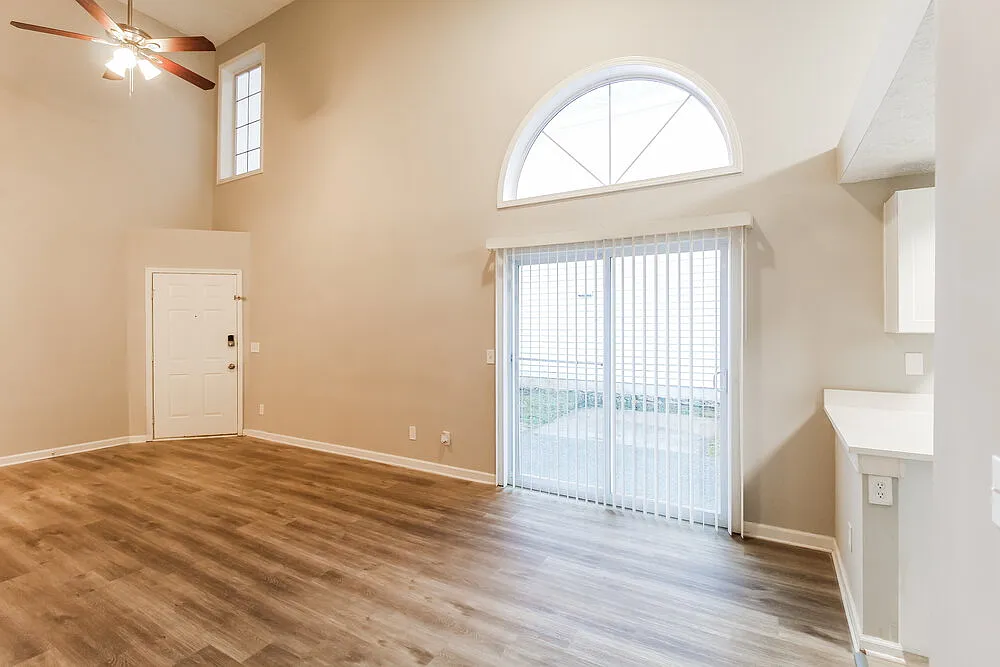 3 bed, 2.0 bath, 1295 sqft, $3,500 — Photo 4