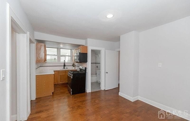 2nd image of 328 John St #1A