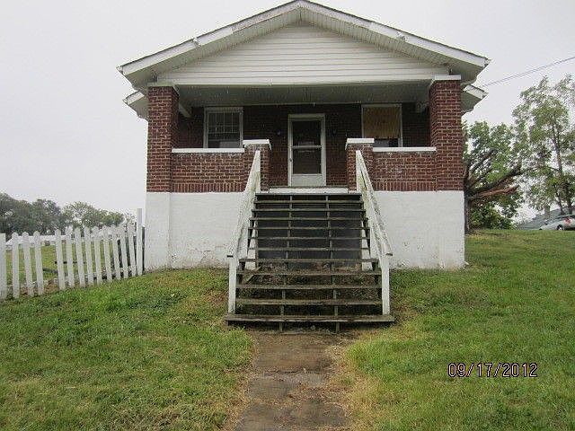 1st image of 927 Kyle Ave NE