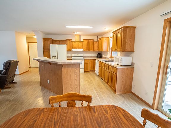 4th image of 328 E Parkway Dr