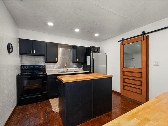 11th image of 809 BURLAND STREET