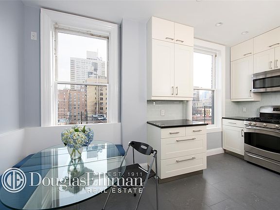 3rd image of 105 W 72nd St APT 10C