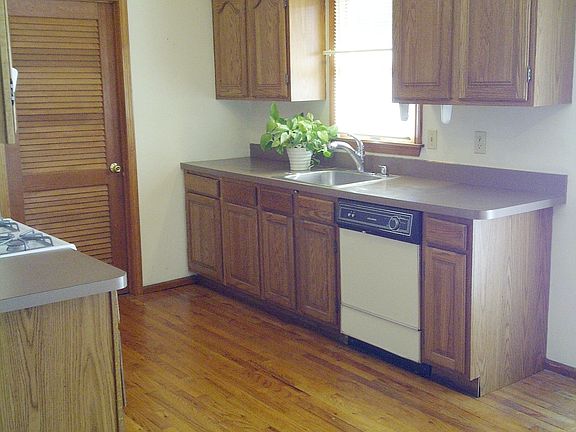 Hardwd throughout kitchen