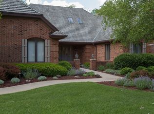 714 Midwest Club Pkwy, Oak Brook, IL 60523