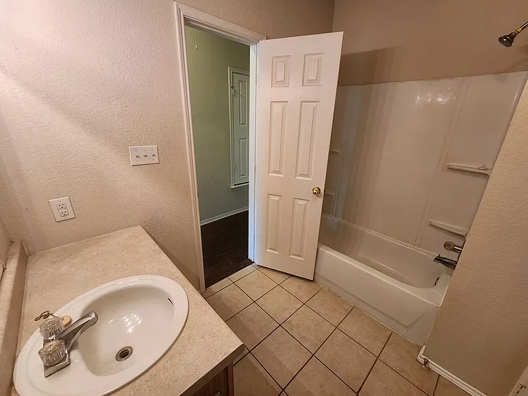 106 Collett Ct — Photo 18
