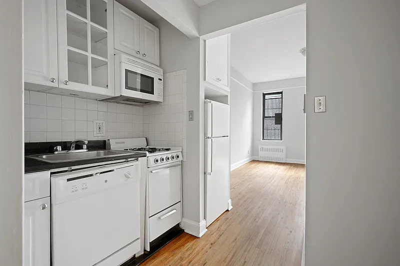 1582 First Avenue — Photo 3
