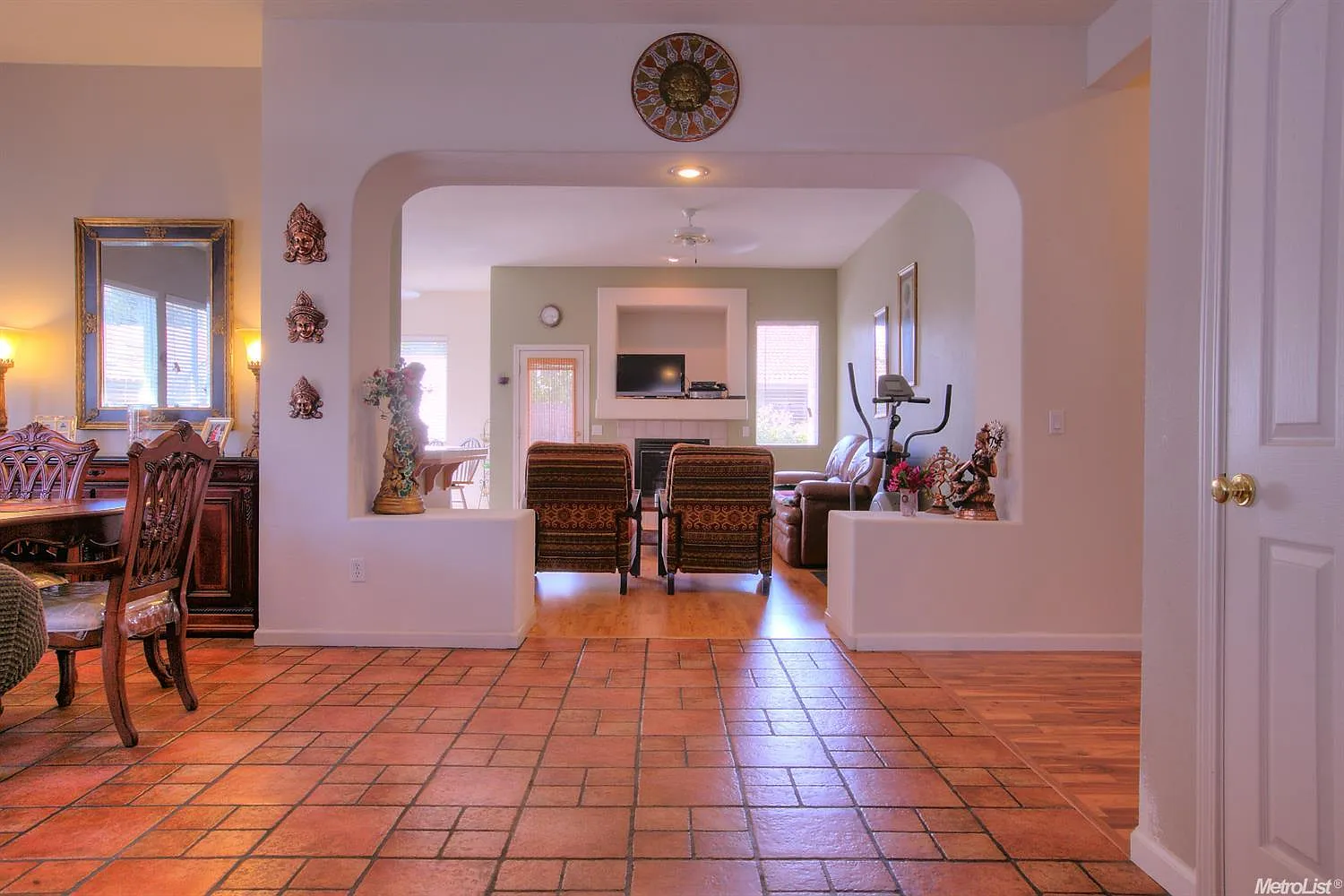 4 bed, 2347 sqft, $2,900 — Photo 2