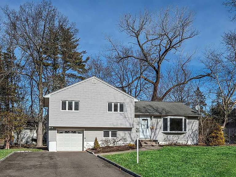 63 Susan Dr — Photo 24