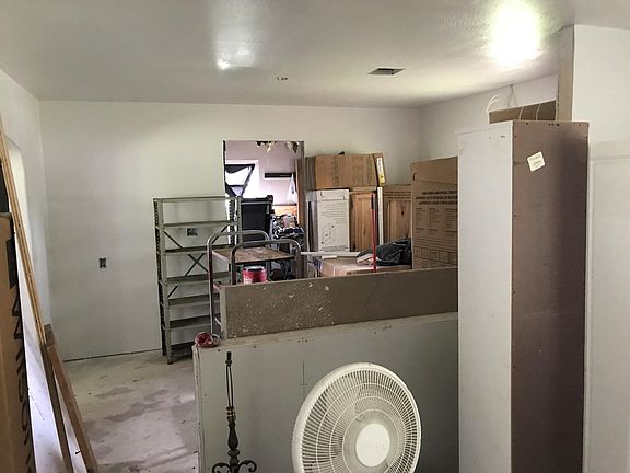 Image 4: dining to kitchen & bar