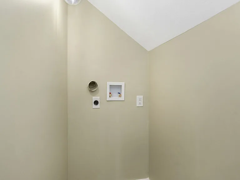 259 E Main St — Photo 9