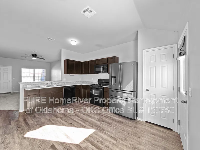 3 bed, 2.0 bath, 1308 sqft, $1,450 — Photo 2
