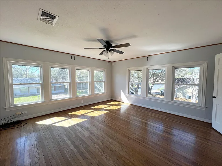 801 Avenue F — Photo 33