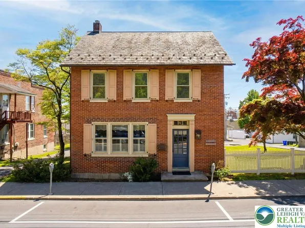 32 E Center St, Nazareth, PA 18064