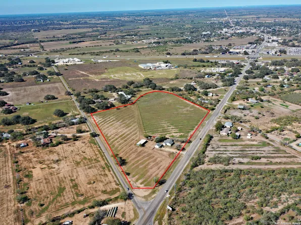 461 Highway 173 S, Devine, TX 78016