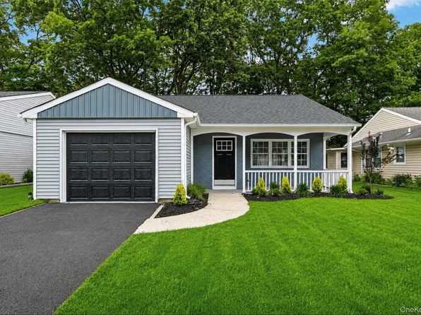 190 Canterbury Drive, Ridge, NY 11961