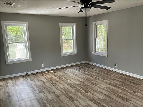 3rd image of 321 W Blackshear Ave