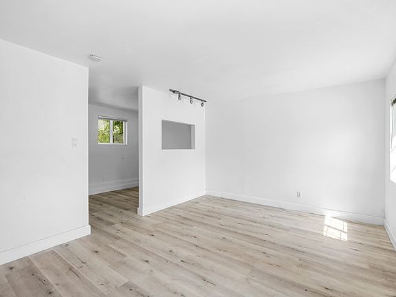 3rd image of 1449 E Garfield Ave