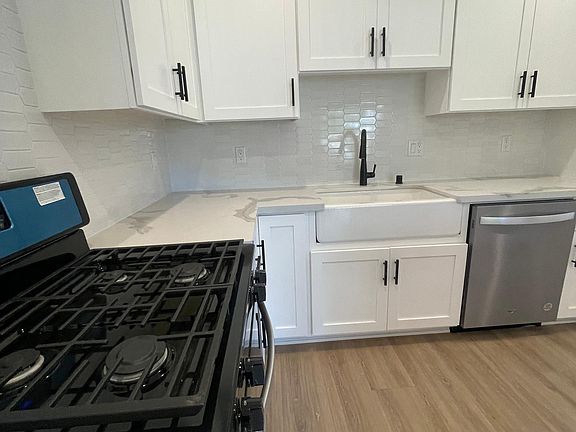 5th image of 5148-50 Chateau Dr