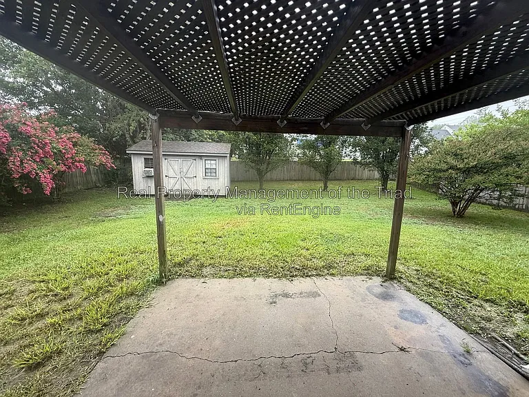 208 Hammond Dr — Photo 16