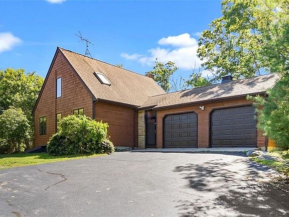 4th image of 242 Laurel Ln