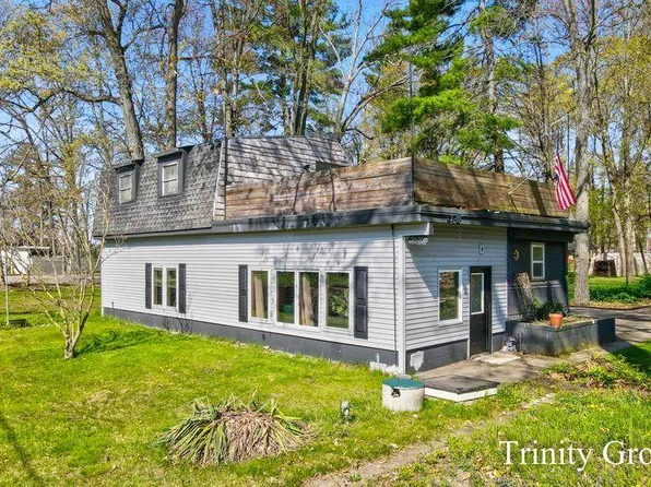 7615 S Croton Hardy Dr, Newaygo, MI 49337