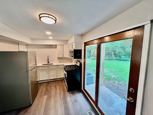 9332 North Cross Street - B — Photo 3