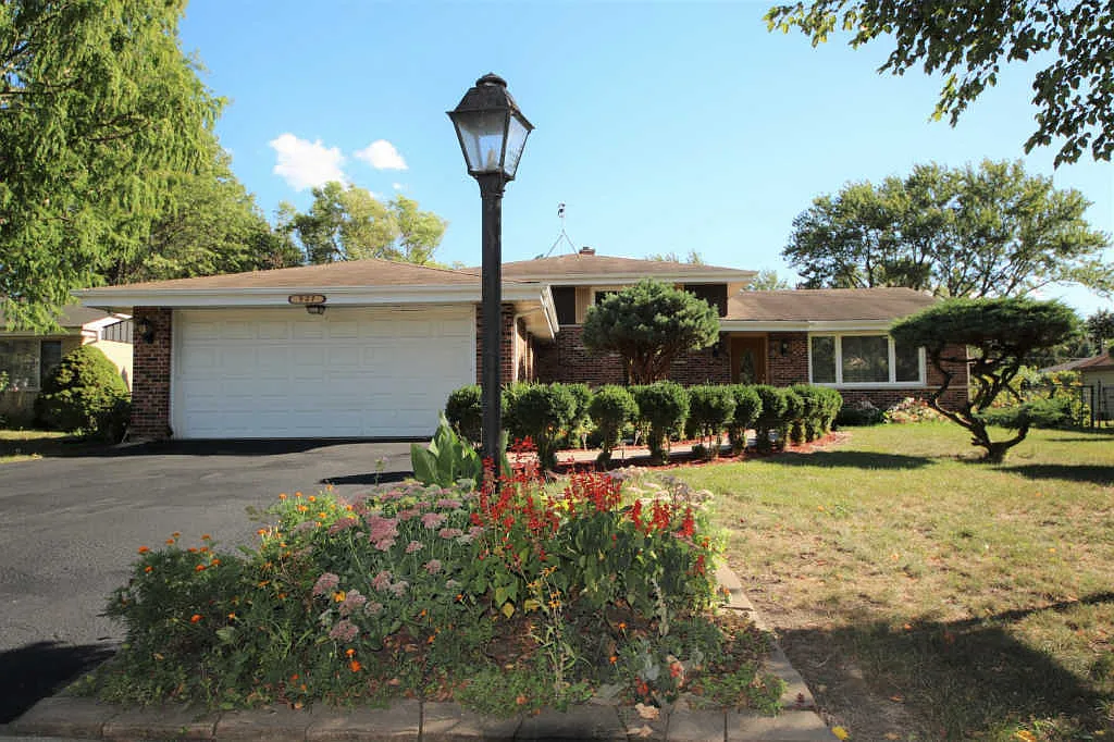 927 E Gardenia Ln photo 1