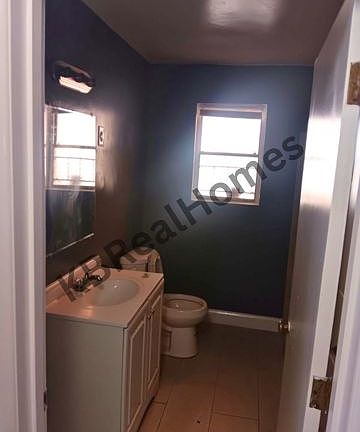 5th image of 826 Maury St