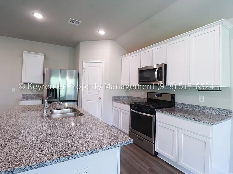 3313 N 23rd West Ave — Photo 27