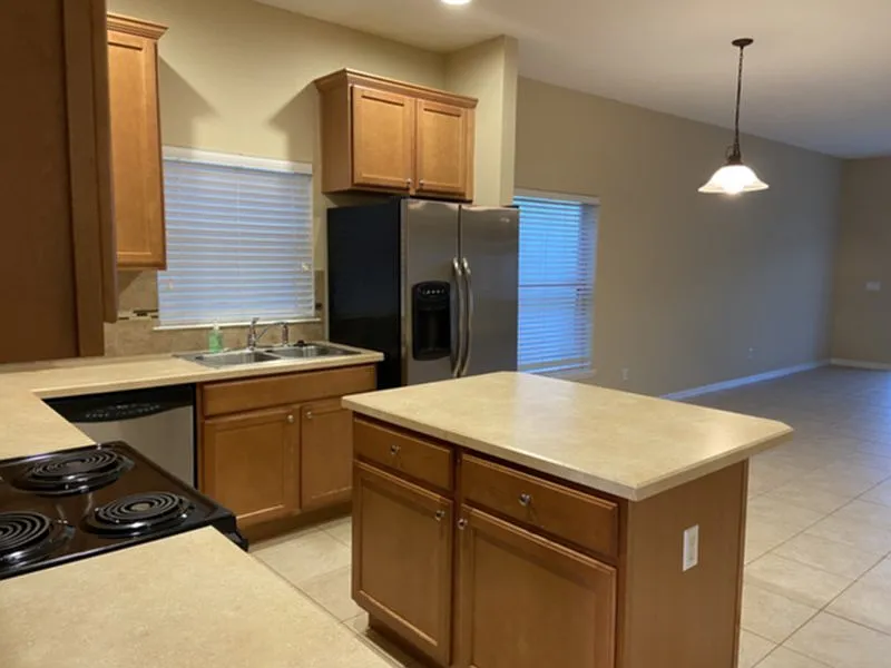 4 bed, 2.0 bath, 2455 sqft, $2,000 — Photo 3